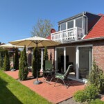 Haus Marion in Greetsiel Gartenansicht mit Terrassen