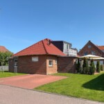 Haus Marion in Greetsiel Straßenansicht mit Parkplätzen
